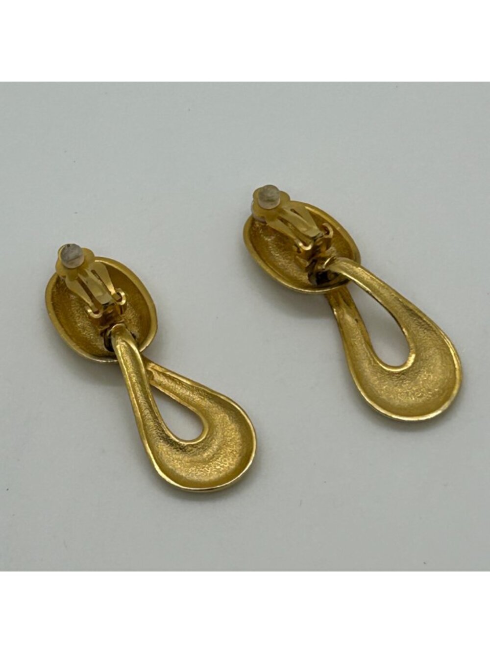 Vintage Teardrop Dangle Clip-On Earrings Gold Tone Brushed Modernist Statement - Picture 6 of 9